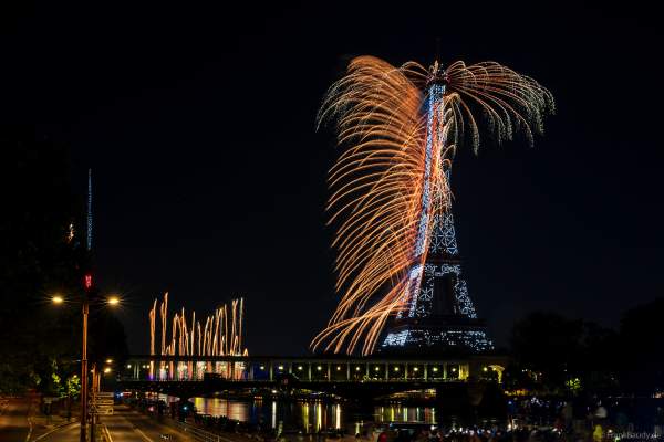 Drohnen- und Feuerwerksshow am Eiffelturm in Paris beim Nationalfeiertag am 14. Juli 2024 die auf die nahenden Olympischen Spiele einstimmte