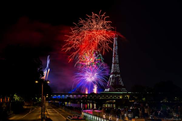 Drohnen- und Feuerwerksshow am Eiffelturm in Paris beim Nationalfeiertag am 14. Juli 2024 die auf die nahenden Olympischen Spiele einstimmte
