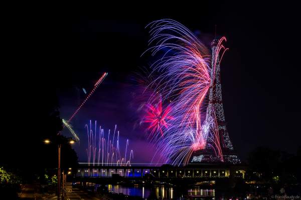 Drohnen- und Feuerwerksshow am Eiffelturm in Paris beim Nationalfeiertag am 14. Juli 2024 die auf die nahenden Olympischen Spiele einstimmte
