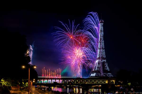 Drohnen- und Feuerwerksshow am Eiffelturm in Paris beim Nationalfeiertag am 14. Juli 2024 die auf die nahenden Olympischen Spiele einstimmte