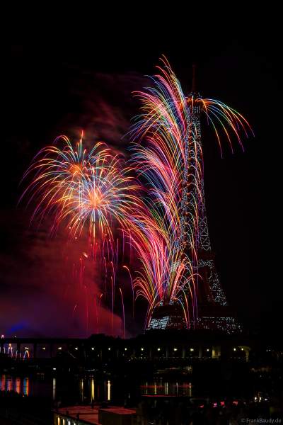 Drohnen- und Feuerwerksshow am Eiffelturm in Paris beim Nationalfeiertag am 14. Juli 2024 die auf die nahenden Olympischen Spiele einstimmte
