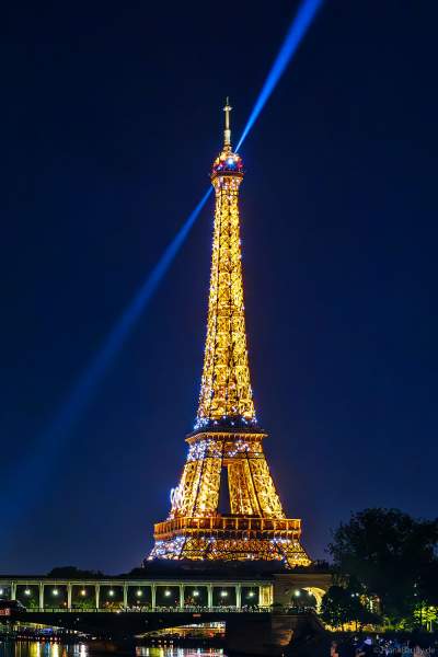 Eiffelturm in Paris bei Nacht beim Nationalfeiertag am 14. Juli 2024 mit den Olympischen Ringen