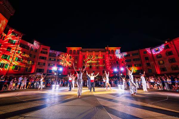Finale der Sommershow Colossal – 20 Jahre Colosseo im Europa-Park mit Wasserspielen und Videomapping - Hotel Colosseo