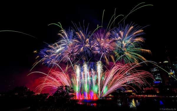 Museumsuferfest begeistert mit extra breitem Feuerwerk auf dem Main in Frankfurt 2024