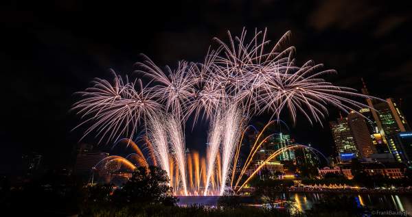 Museumsuferfest begeistert mit extra breitem Feuerwerk auf dem Main in Frankfurt 2024