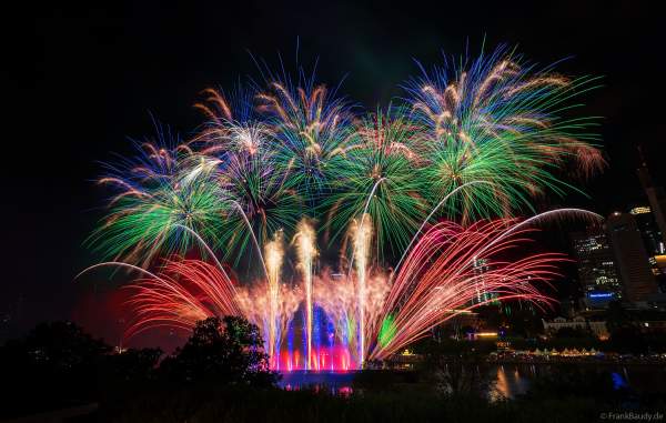 Museumsuferfest begeistert mit extra breitem Feuerwerk auf dem Main in Frankfurt 2024