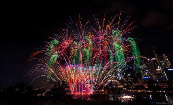 Museumsuferfest begeistert mit extra breitem Feuerwerk auf dem Main in Frankfurt 2024