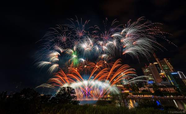 Museumsuferfest begeistert mit extra breitem Feuerwerk auf dem Main in Frankfurt 2024