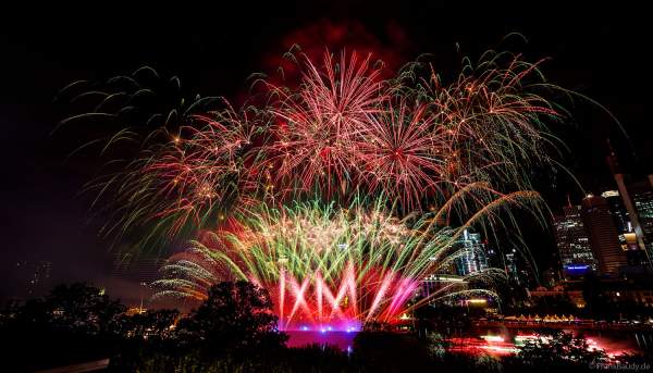 Museumsuferfest begeistert mit extra breitem Feuerwerk auf dem Main in Frankfurt 2024