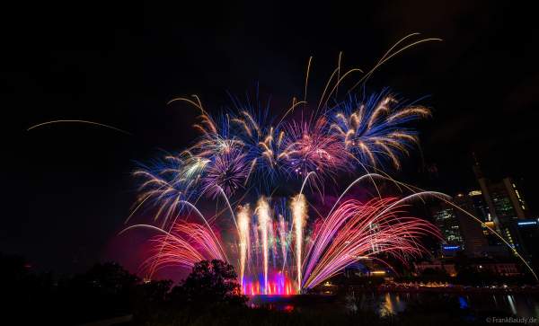 Museumsuferfest begeistert mit extra breitem Feuerwerk auf dem Main in Frankfurt 2024