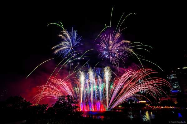 Museumsuferfest begeistert mit extra breitem Feuerwerk auf dem Main in Frankfurt 2024