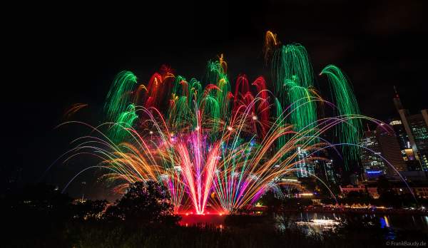 Museumsuferfest begeistert mit extra breitem Feuerwerk auf dem Main in Frankfurt 2024