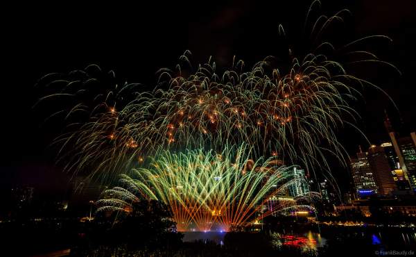 Museumsuferfest begeistert mit extra breitem Feuerwerk auf dem Main in Frankfurt 2024