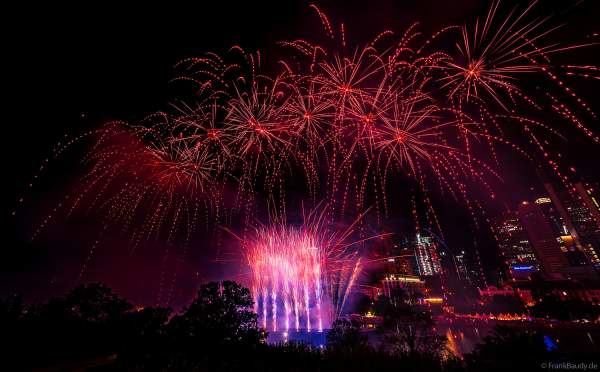 Museumsuferfest begeistert mit extra breitem Feuerwerk auf dem Main in Frankfurt 2024