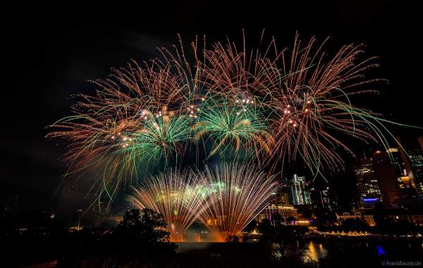 Museumsuferfest begeistert mit extra breitem Feuerwerk auf dem Main in Frankfurt 2024