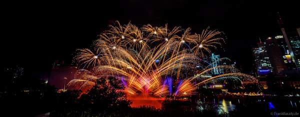 Museumsuferfest begeistert mit extra breitem Feuerwerk auf dem Main in Frankfurt 2024
