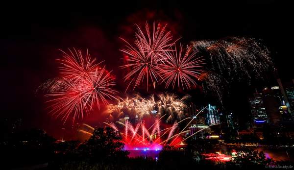 Museumsuferfest begeistert mit extra breitem Feuerwerk auf dem Main in Frankfurt 2024