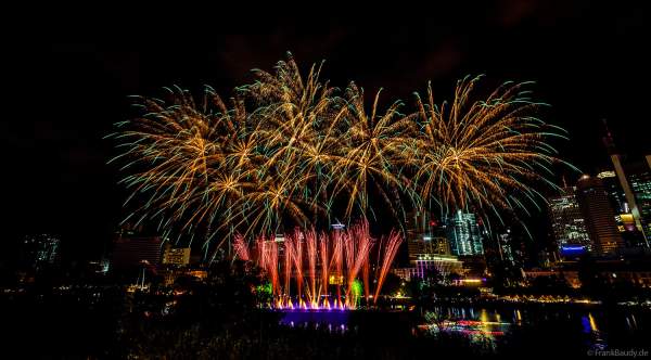 Museumsuferfest begeistert mit extra breitem Feuerwerk auf dem Main in Frankfurt 2024