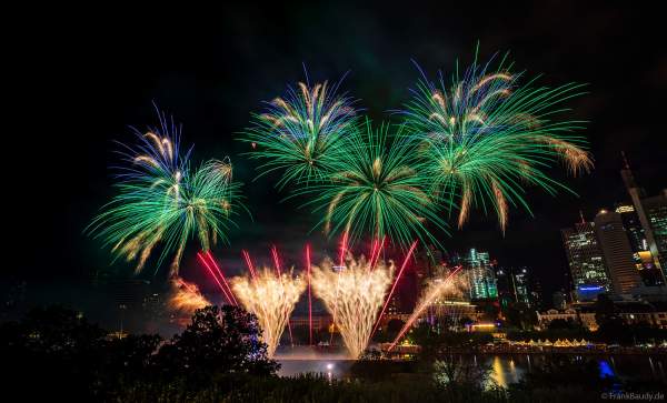 Museumsuferfest begeistert mit extra breitem Feuerwerk auf dem Main in Frankfurt 2024