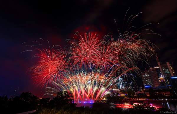 Museumsuferfest begeistert mit extra breitem Feuerwerk auf dem Main in Frankfurt 2024