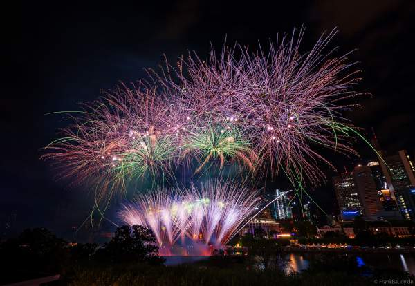Museumsuferfest begeistert mit extra breitem Feuerwerk auf dem Main in Frankfurt 2024