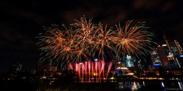 Museumsuferfest begeistert mit extra breitem Feuerwerk auf dem Main in Frankfurt 2024