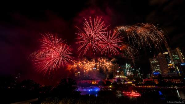 Museumsuferfest begeistert mit extra breitem Feuerwerk auf dem Main in Frankfurt 2024