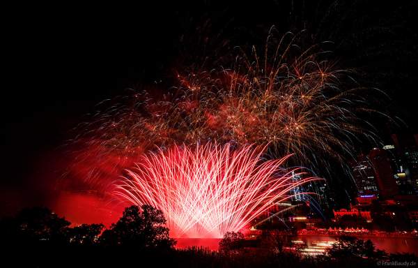 Museumsuferfest begeistert mit extra breitem Feuerwerk auf dem Main in Frankfurt 2024