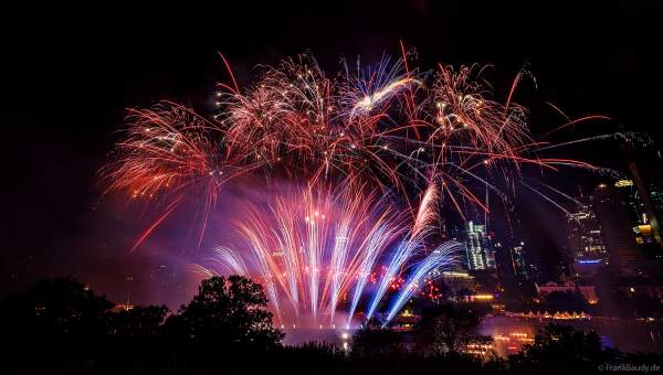 Museumsuferfest begeistert mit extra breitem Feuerwerk auf dem Main in Frankfurt 2024