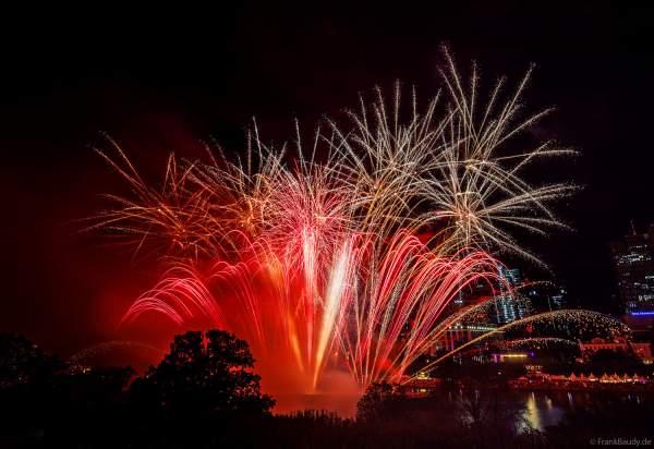 Museumsuferfest begeistert mit extra breitem Feuerwerk auf dem Main in Frankfurt 2024