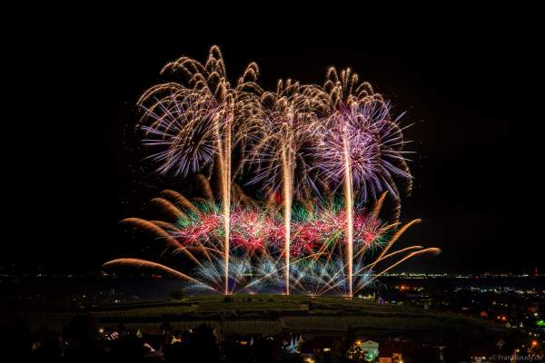 Dürkheimer Wurstmarkt mit festlichen Feuerwerk neben dem Festgelände mit Riesenrad 2024 in Bad Dürkheim an der Deutschen Weinstraße