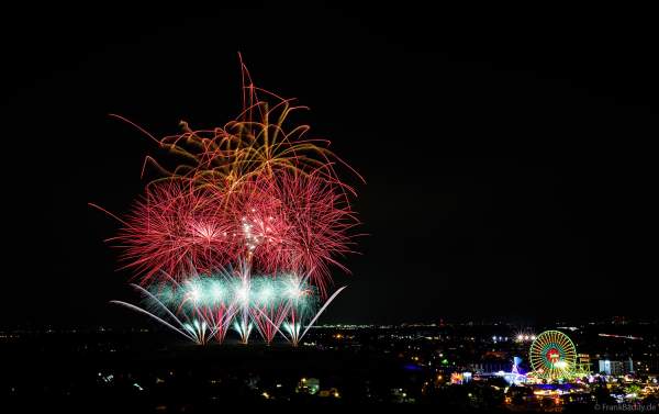 Dürkheimer Wurstmarkt mit festlichen Feuerwerk neben dem Festgelände mit Riesenrad 2024 in Bad Dürkheim an der Deutschen Weinstraße
