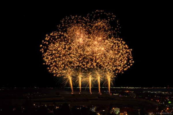 Feuerwerk in den Weinbergen neben der Michaeliskapelle beim Wurstmarkt 2024 in Bad Dürkheim