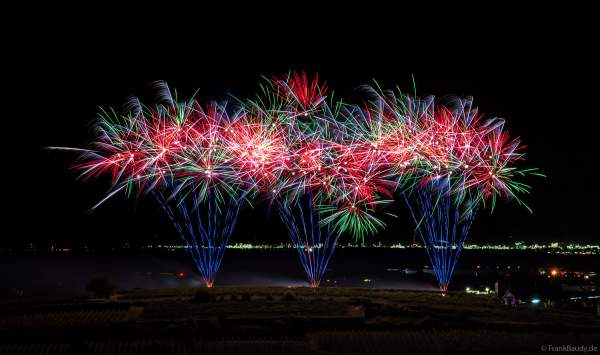 Feuerwerk in den Weinbergen neben der Michaeliskapelle beim Wurstmarkt 2024 in Bad Dürkheim