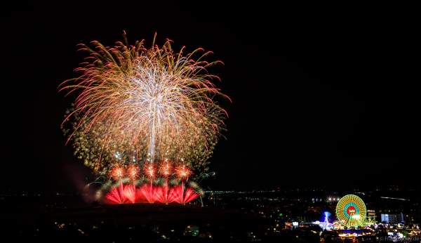 Dürkheimer Wurstmarkt mit festlichen Feuerwerk neben dem Festgelände mit Riesenrad 2024 in Bad Dürkheim an der Deutschen Weinstraße