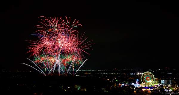 Feuerwerk beim größten Weinfest der Welt, dem Dürkheimer Wurstmarkt 2024 in Bad Dürkheim