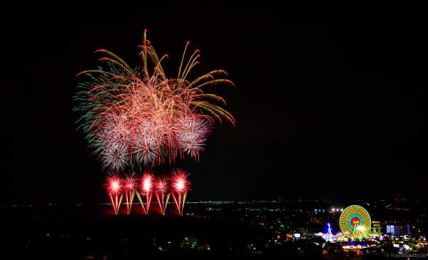 Feuerwerk in den Weinbergen neben der Michaeliskapelle beim Wurstmarkt 2024 in Bad Dürkheim