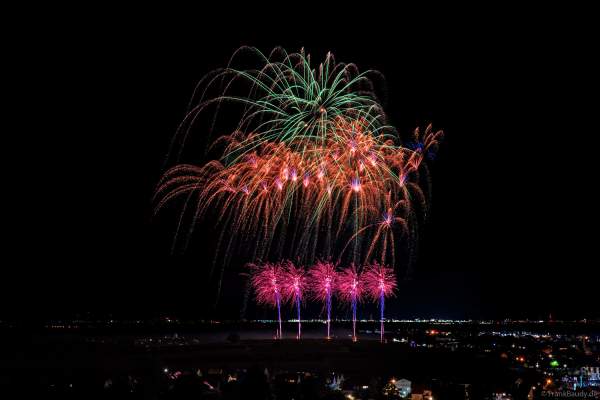 Feuerwerk in den Weinbergen neben der Michaeliskapelle beim Wurstmarkt 2024 in Bad Dürkheim