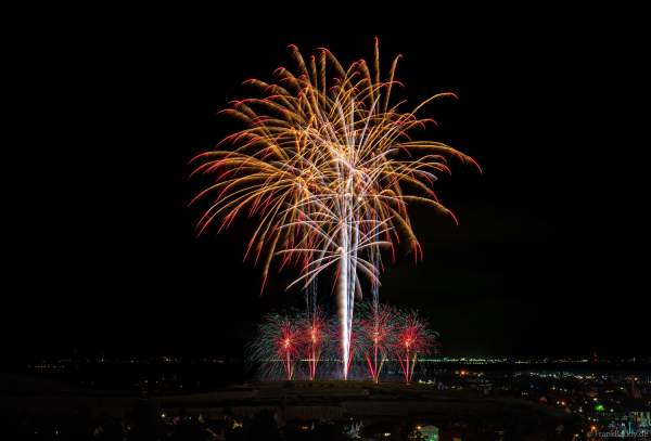 Feuerwerk in den Weinbergen neben der Michaeliskapelle beim Wurstmarkt 2024 in Bad Dürkheim