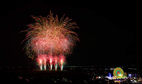 Dürkheimer Wurstmarkt mit festlichen Feuerwerk neben dem Festgelände mit Riesenrad 2024 in Bad Dürkheim an der Deutschen Weinstraße