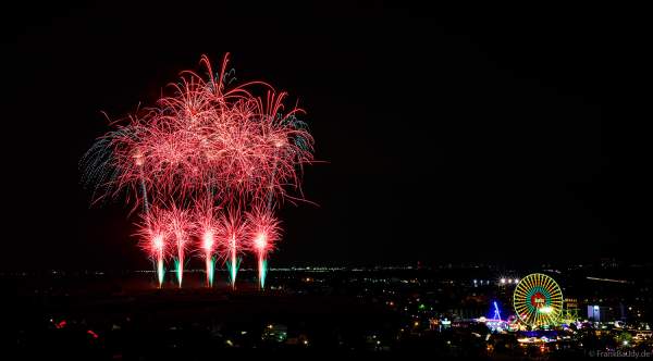 Dürkheimer Wurstmarkt mit festlichen Feuerwerk neben dem Festgelände mit Riesenrad 2024 in Bad Dürkheim an der Deutschen Weinstraße