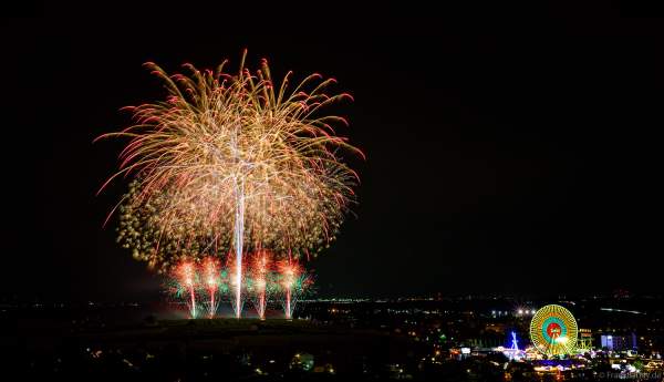 Dürkheimer Wurstmarkt mit festlichen Feuerwerk neben dem Festgelände mit Riesenrad 2024 in Bad Dürkheim an der Deutschen Weinstraße