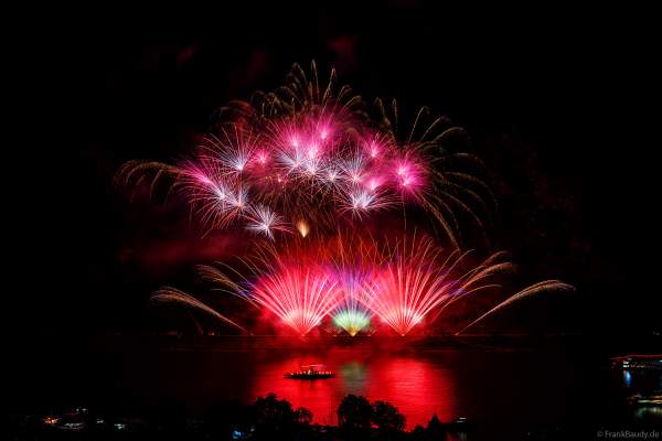 Musikfeuerwerk LEGENDS rockt bei Rhein in Flammen in Oberwesel 2024