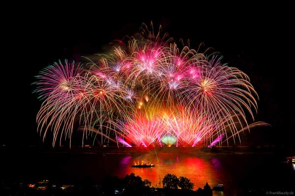 Musikfeuerwerk LEGENDS rockt bei Rhein in Flammen in Oberwesel 2024