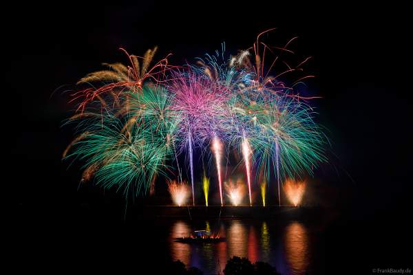 Musikfeuerwerk LEGENDS rockt bei Rhein in Flammen in Oberwesel 2024
