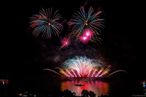 Musikfeuerwerk LEGENDS rockt bei Rhein in Flammen in Oberwesel 2024