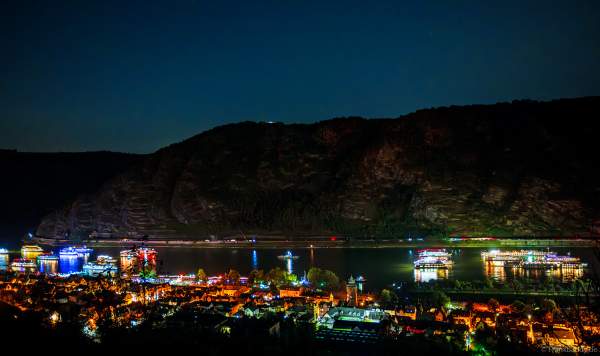 Farbenprächtig beleuchteter Schiffskonvoi bei Rhein in Flammen in Oberwesel 2024