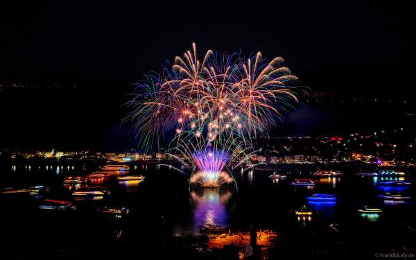 Spektakuläres Feuerwerk bei Rhein in Flammen 2024 in Sankt Goar gegenüber dem Loreley Felsen