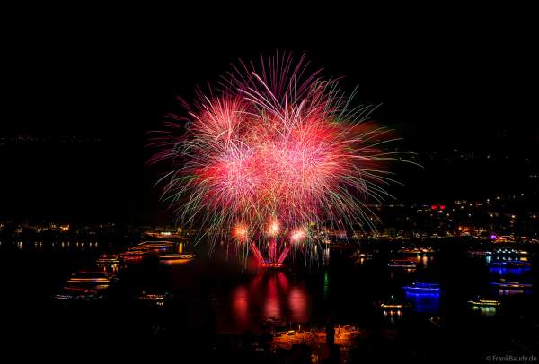 Spektakuläres Feuerwerk bei Rhein in Flammen 2024 in Sankt Goar gegenüber dem Loreley Felsen