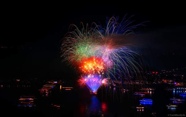 Spektakuläres Feuerwerk bei Rhein in Flammen 2024 in Sankt Goar gegenüber dem Loreley Felsen